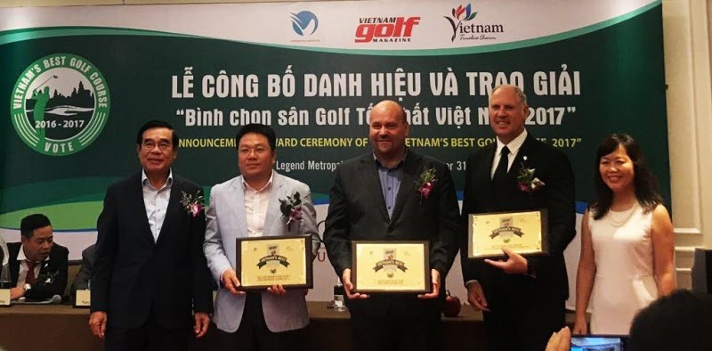 Ba Na Hills GM Tim Haddon (middle) accepts the award for Vietnam’s Best New Course 2016-2017